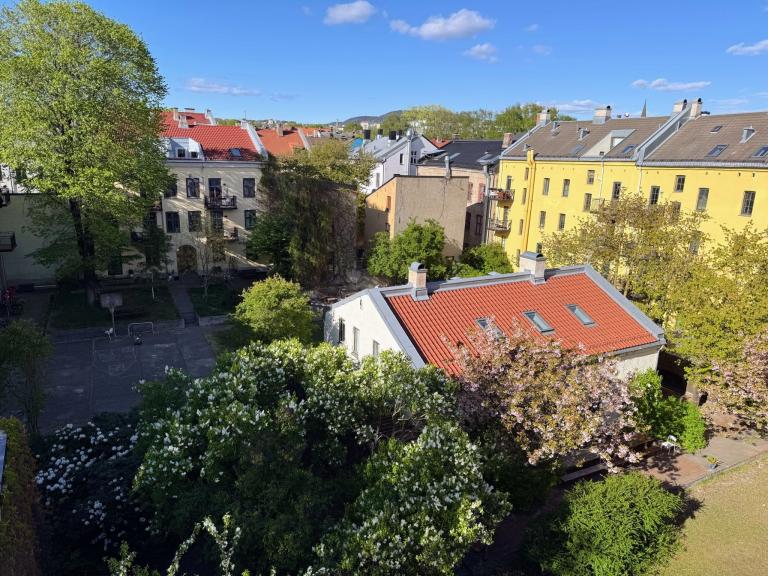 Fantastisk koselig utsikt utover bakgården fra balkongen!